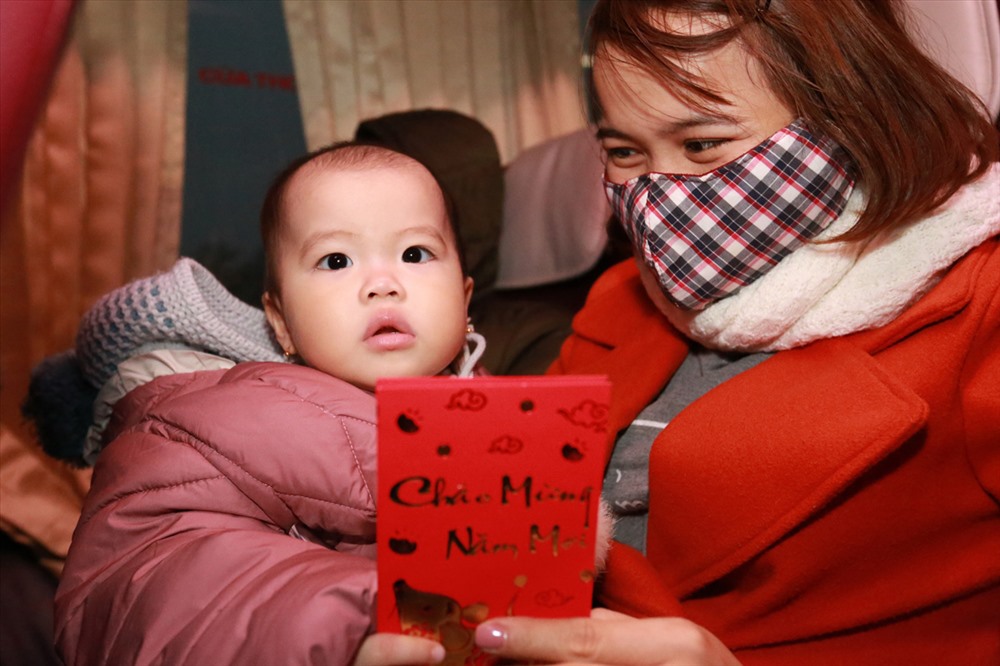 Mẹ và con cùng vui khi con được nhận lì xì. Ảnh: Hải Nguyễn