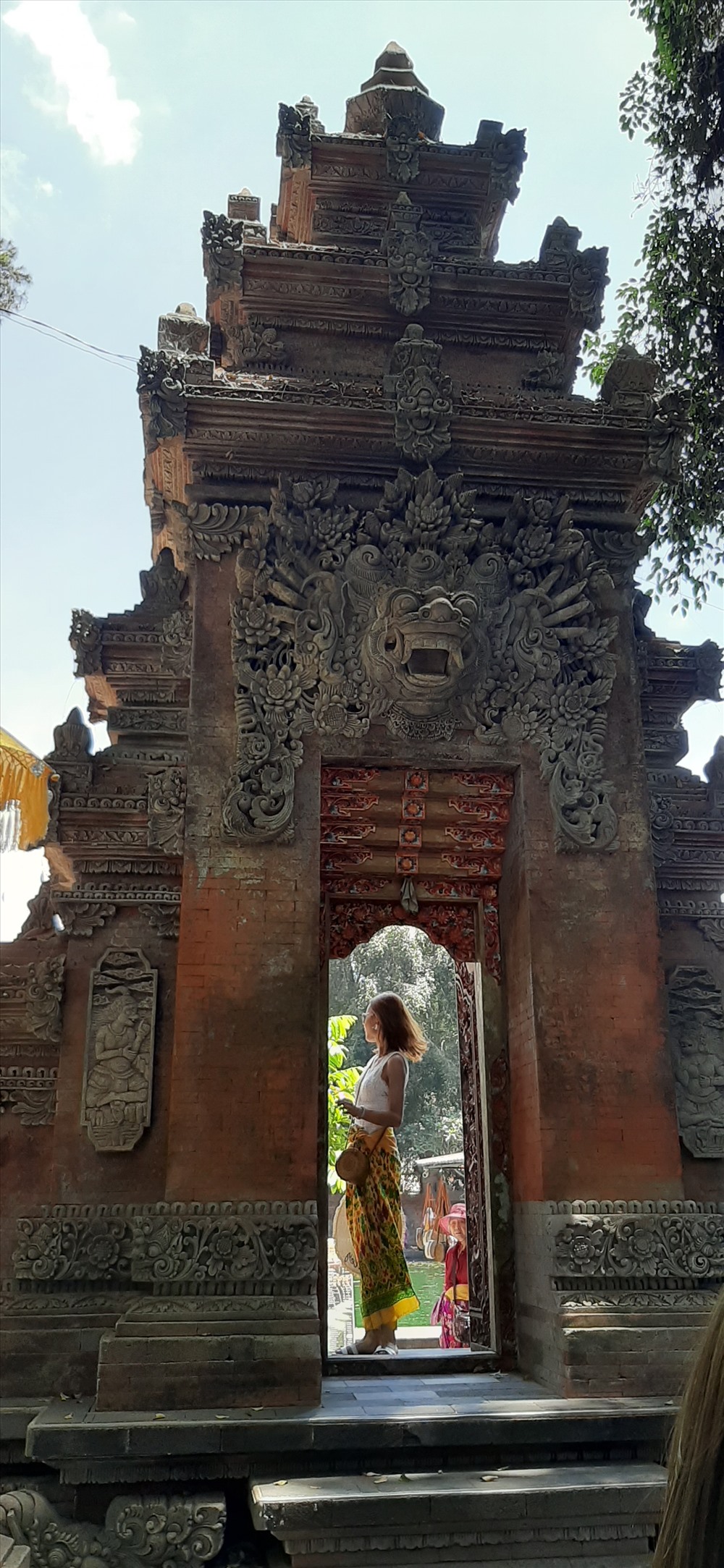 Những cây cổ thụ linh thiêng được thờ cúng, các di sản cổ kính độc đáo của đền thiêng nghìn tuổi đã quyến rũ du khách từ cái nhìn đầu tiên.