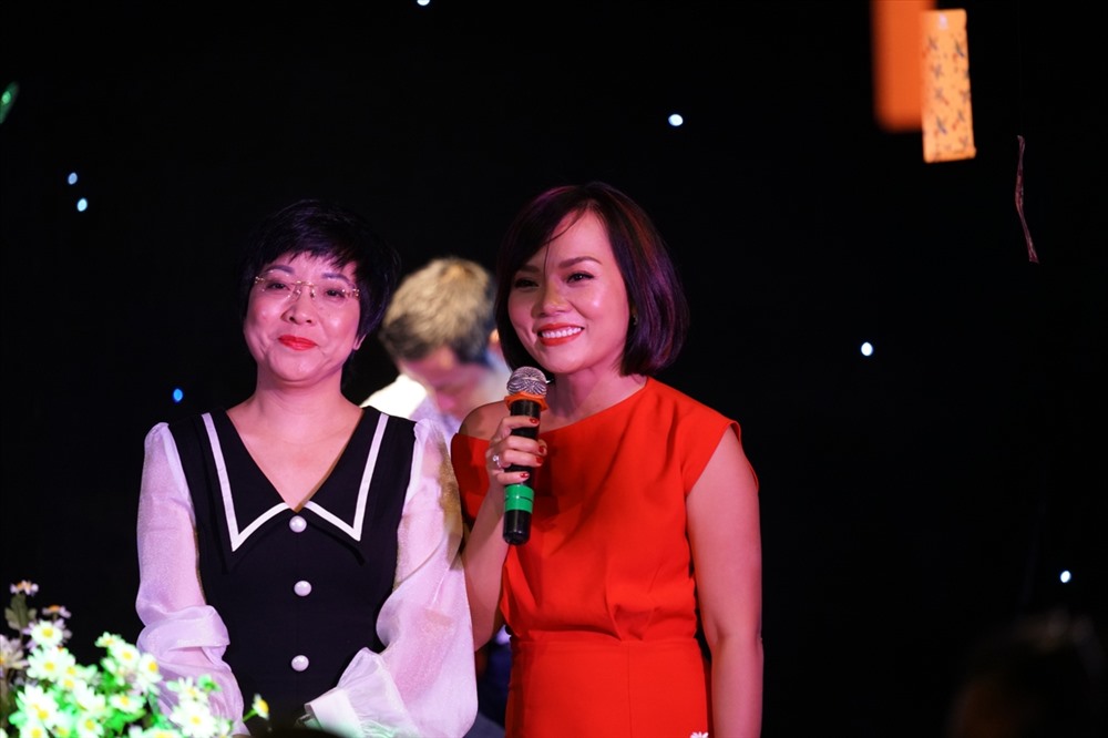 Thái Thùy Linh có những chia sẻ xúc động với MC Thảo Vân về những đứa trẻ không may mắc hội chứng tự kỷ. Ảnh: NVCC.
