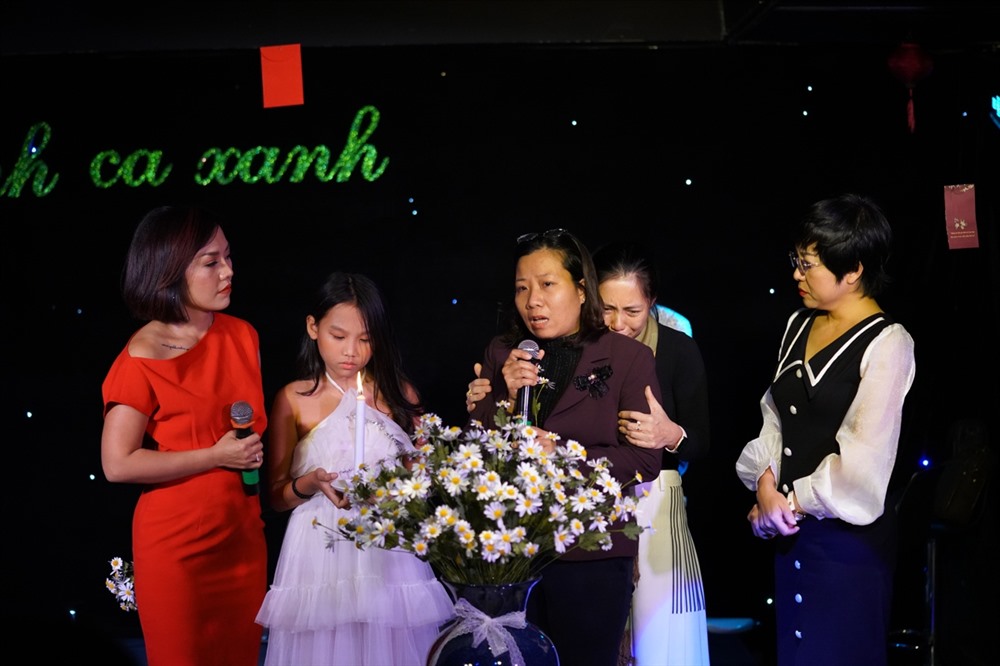 Nữ ca sĩ