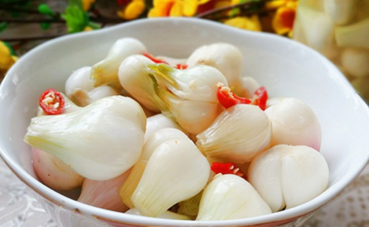 Dưa hành ngon là loại đã muối nén, không bị hăng, giòn chua vừa phải.