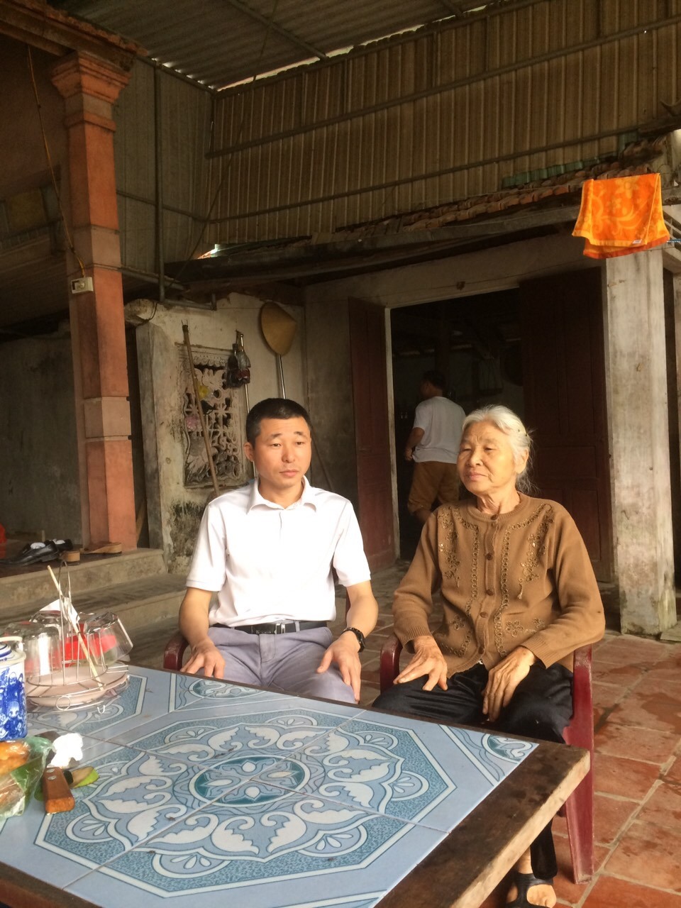 Câu chuyện của mẹ con anh Thắng cứ mãi không dứt bù lại những ngày xa cách