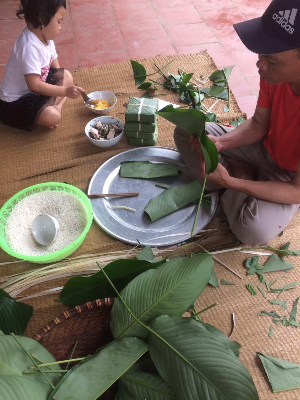 Nhờ họ hàng gói bánh chưng . 10h30 sáng 29 Tết những chiệc bánh chưng đầu tiên đã hoàn thành