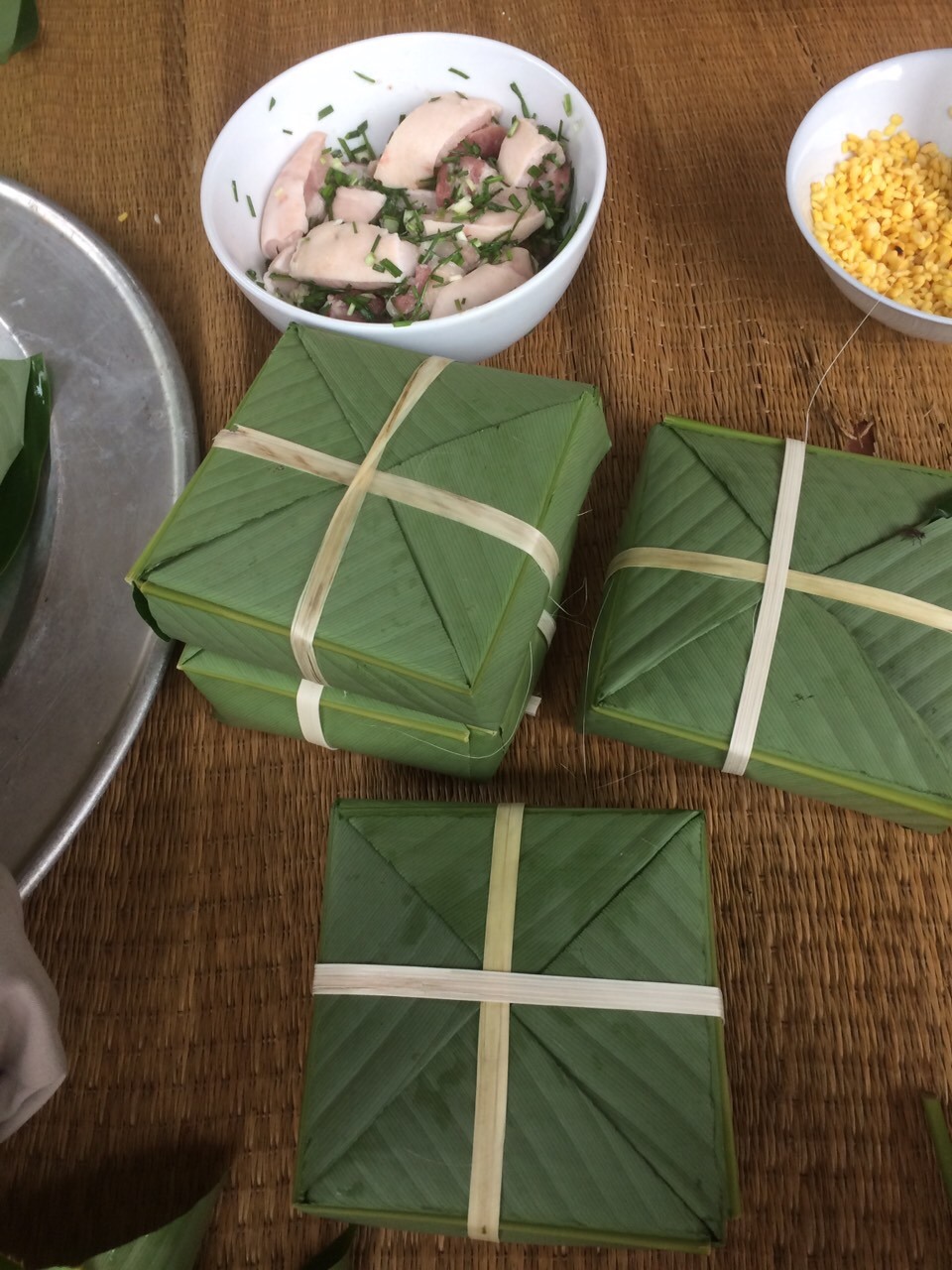 Sau khi hoàn tất, bánh chưng được mang đi luộc. Trưa 30 Tết, khi vớt, mùi lá dong quyện trong khói bếp mang lại không khí ấm áp ngày cuối năm