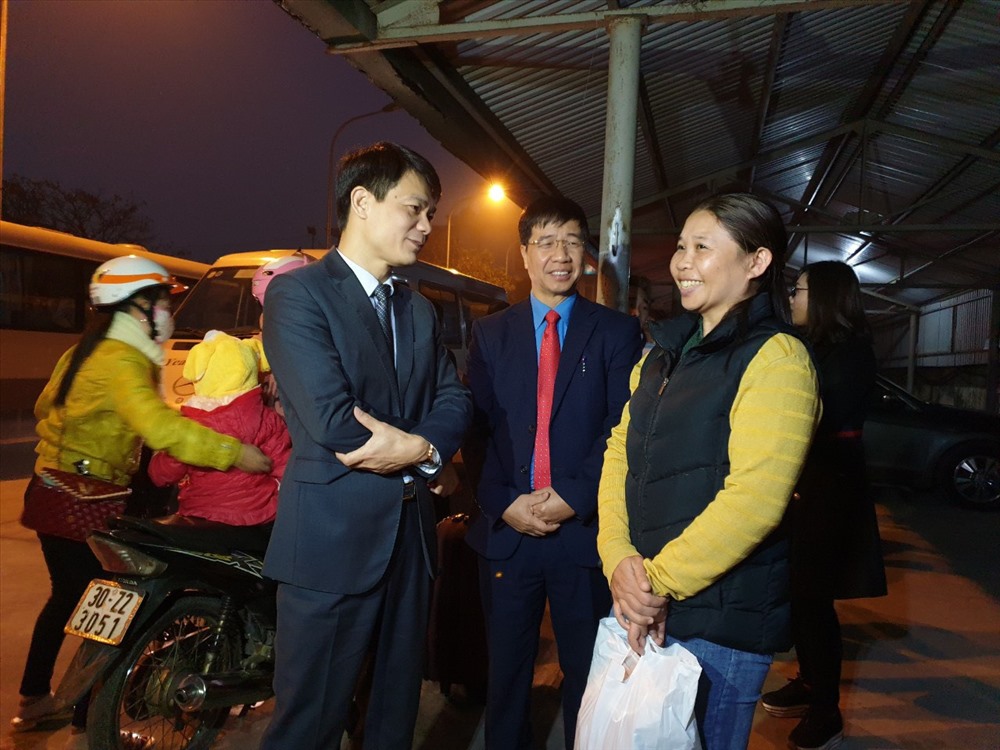 Các đồng chí lãnh đạo trò chuyện, thăm hỏi công nhân lao động trước khi công nhân lao động lên xe về quê ăn Tết.