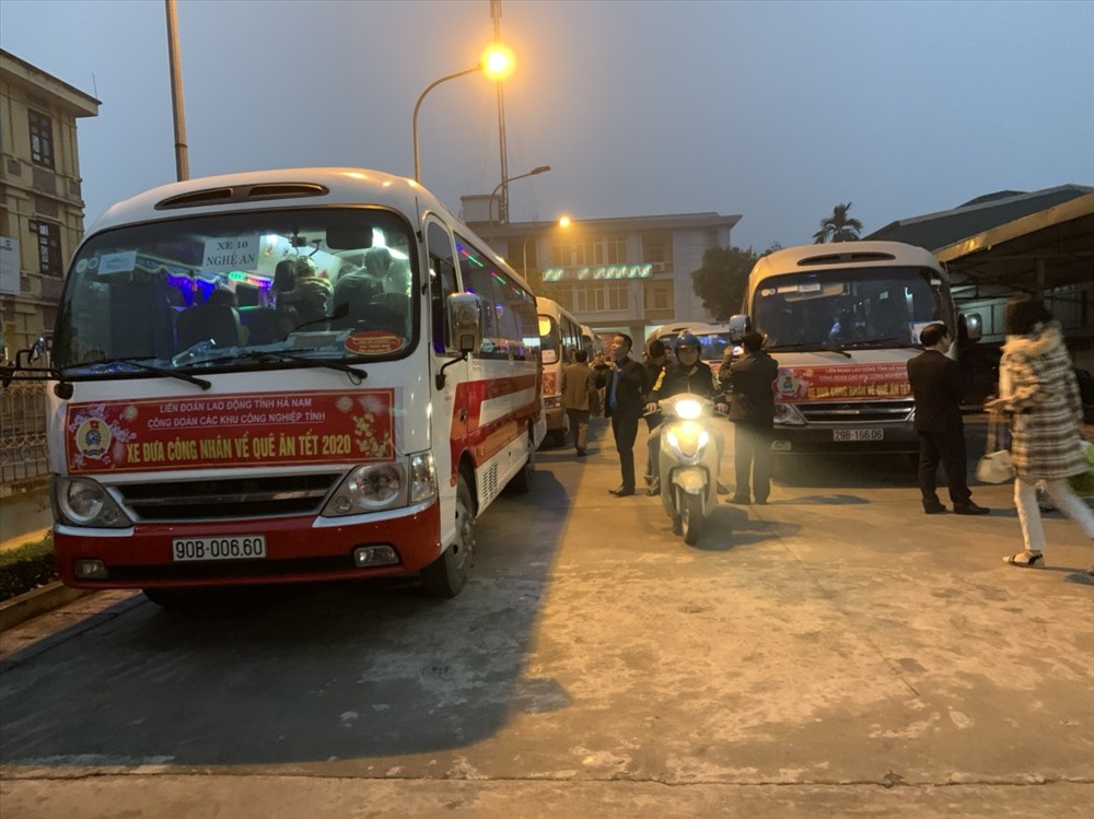 Các chuyến xe đưa công nhân về quê ăn Tết.