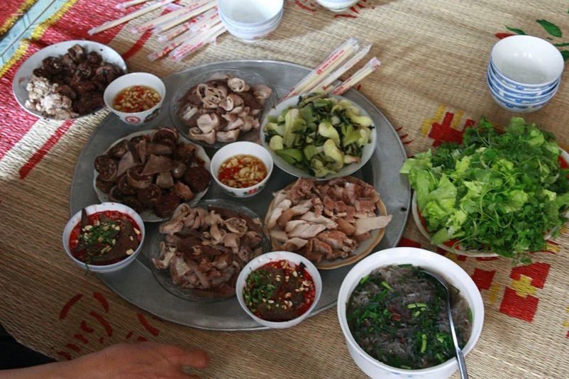 Mâm cỗ ngày đụng lợn. Ảnh: Đ.H