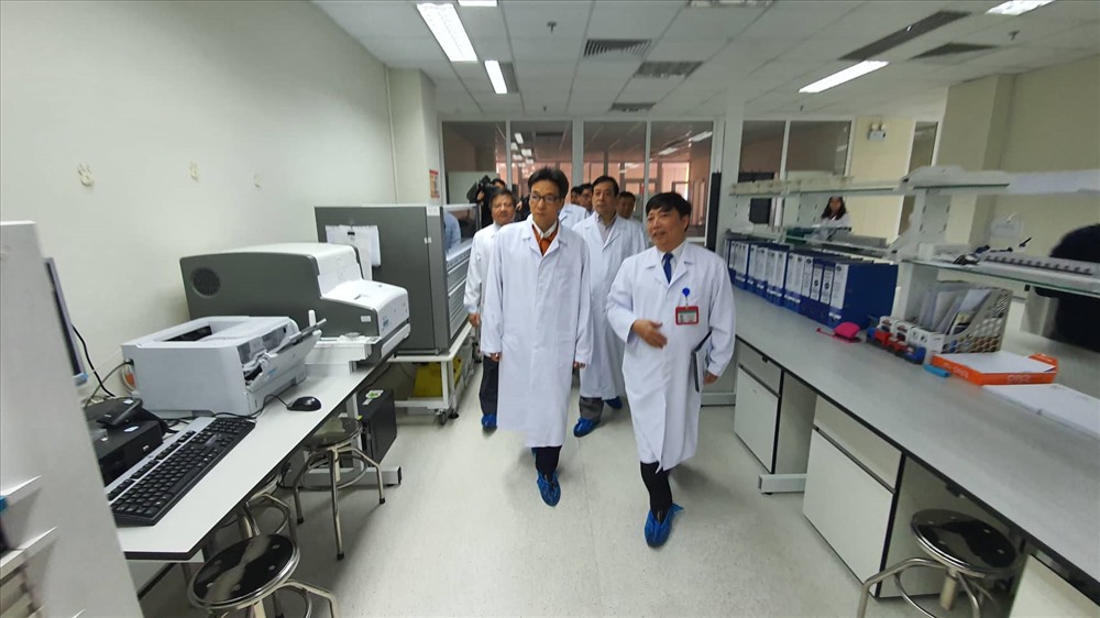 Phó Thủ tướng yêu cầu bệnh viện phải sẵn sàng đối phó nếu dịch bệnh xâm nhập Việt Nam. Ảnh: Tuấn Dũng