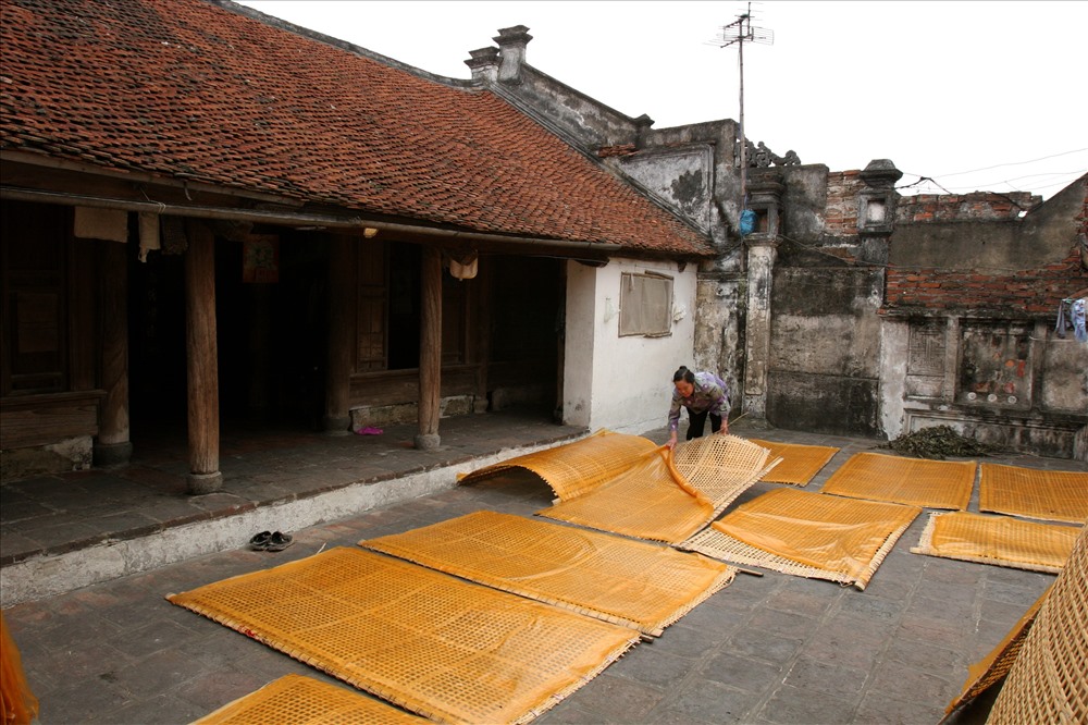 Nhắc về làng Cự Đà là nghĩ ngay đến nghề làm miến dong truyền thống. Sợi miến Cự Đà có đặc điểm rất dễ nhận là thường có màu vàng óng, đều tăm tắp hoặc trắng mịn, khi nấu lên có vị thơm ngon, giòn và dai rất vừa miệng. Ảnh: VNP