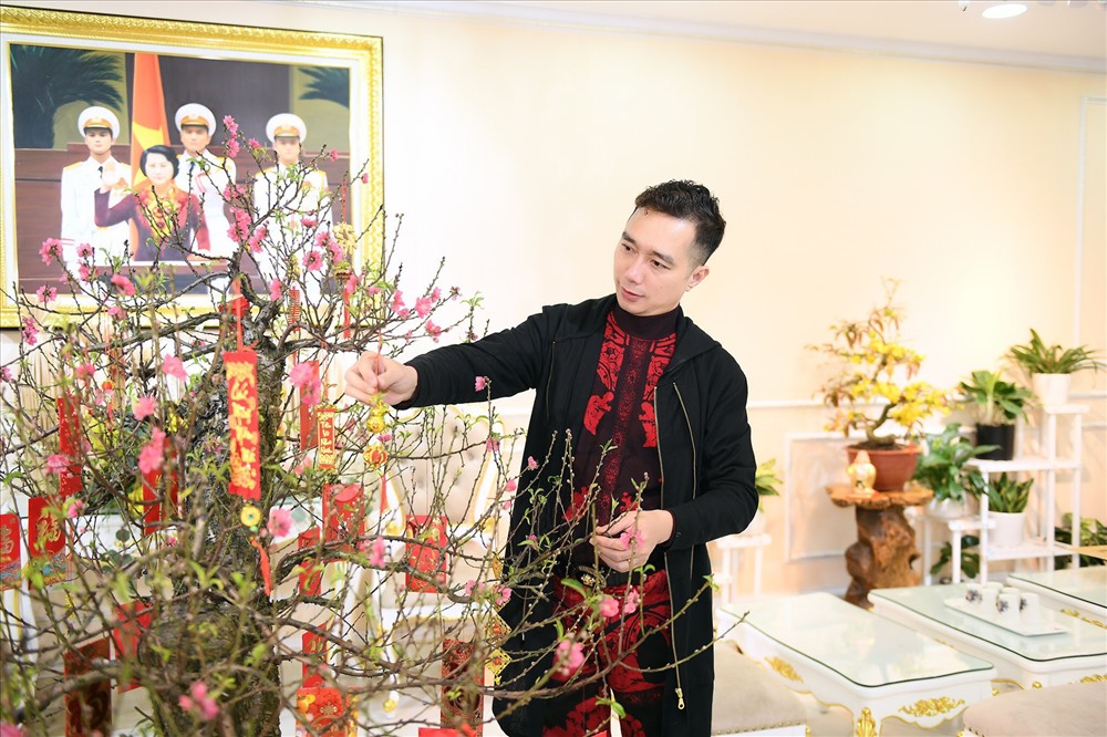 Nhà thiết kế Đỗ Trịnh Hoài Nam trang trí nhà đón Tết sau một năm bận rộn với nhiều hoạt động trong và ngoài nước. Ảnh: Bình Quách.