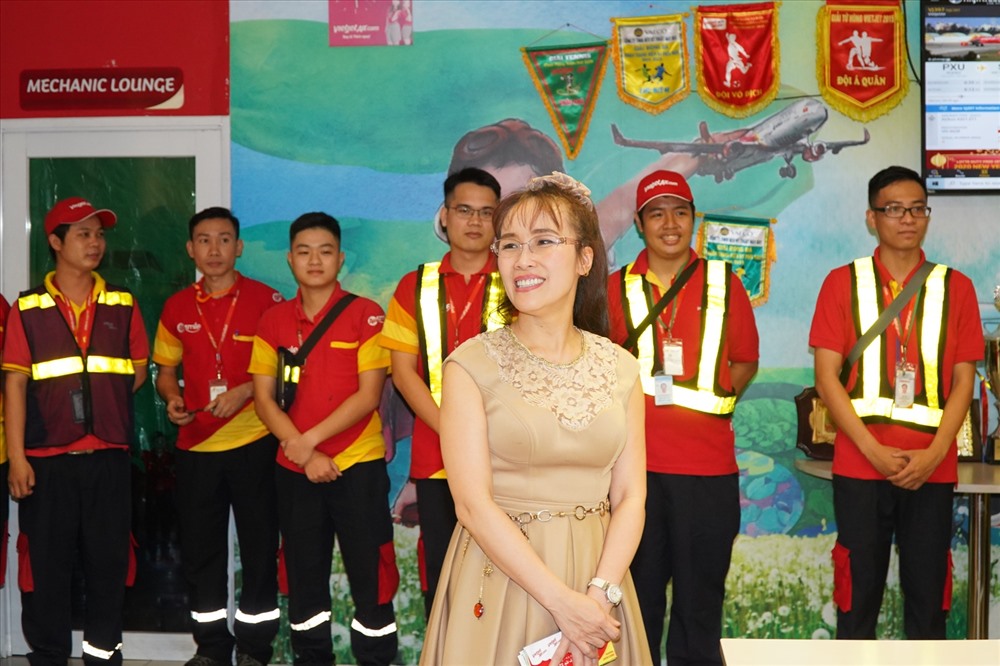 Không khí Tết tràn ngập văn phòng Vietjet cùng quyết tâm mang tới cho khách hàng những chuyến bay đúng giờ, an toàn mùa cao điểm Tết.