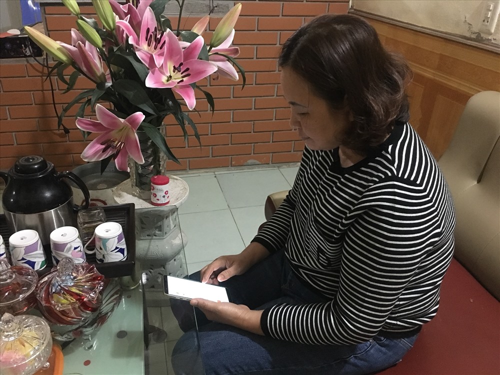Cô Vũ Thị Yến cho biết mặc dù ứng dụng văn khấn tiện lợi những có quá nhiều ứng dụng khiến cô không biết cái nào mới là tốt để tải về dùng. Ảnh: S.M