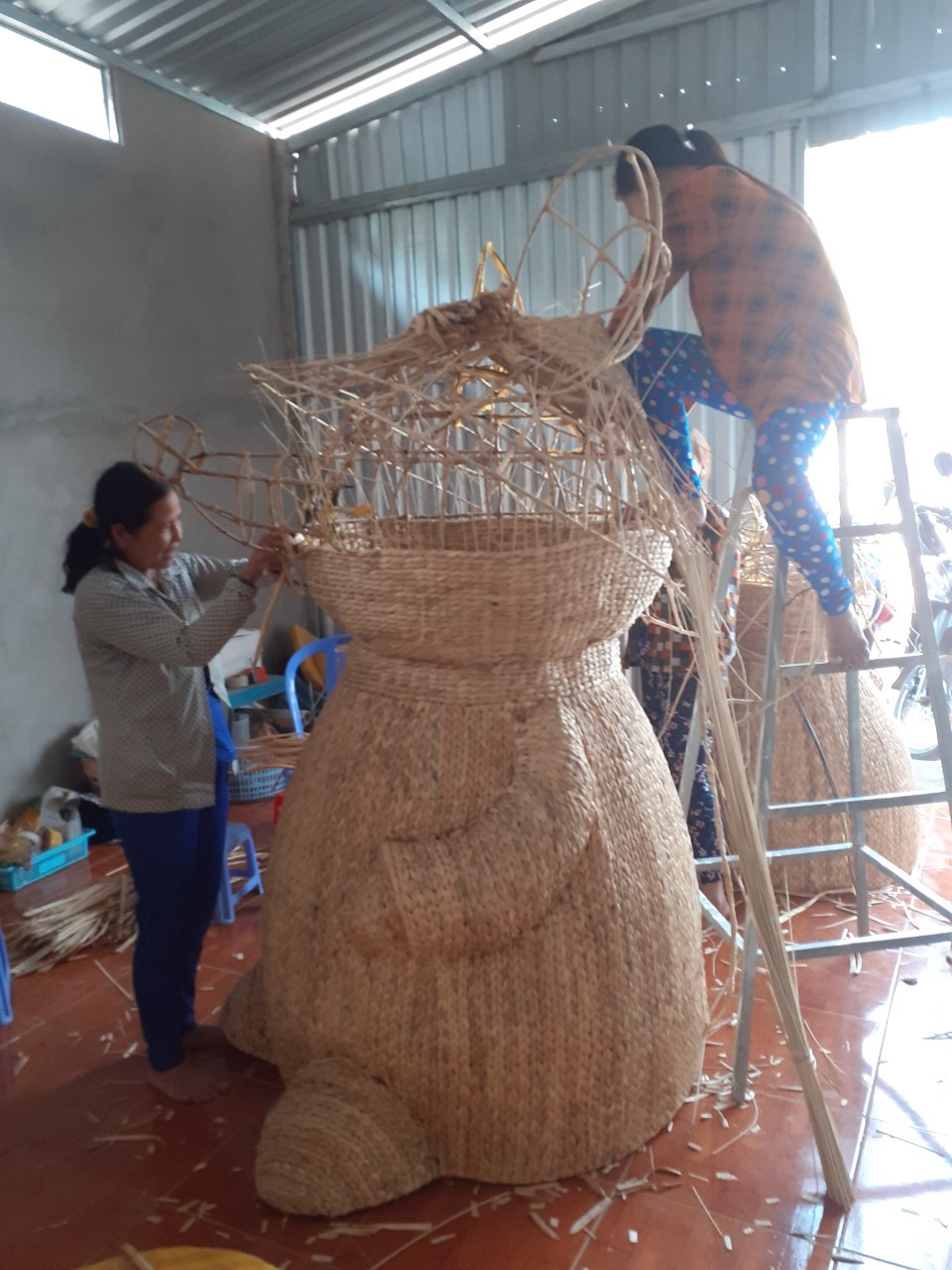 Các nghệ nhân tạo hình chuột ở mọi góc độ. Ảnh: N Nhi