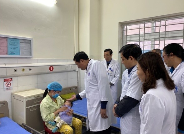 Đoàn công tác thăm, động viên và tặng quà bệnh nhân nằm viện trong những ngày Tết.