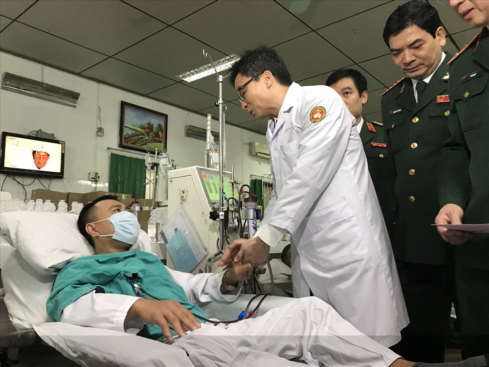 Phó Thủ tướng ân cần thăm hỏi, bắt tay từng bệnh nhân. Bệnh nhân Nguyễn Trọng Quảng xúc động nói: “Năm hết Tết đến rồi mà Phó thủ tướng vẫn đến tận bệnh viện thăm chúng tôi. Tôi thấy rất ấm lòng, có thêm động lực để chiến đấu”. Ảnh: Thuỳ Linh