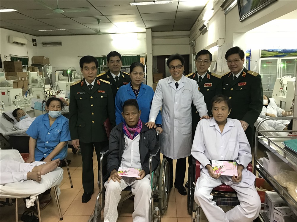 Các bệnh nhân cho biết họ cảm thấy rất vui và xúc động khi được gặp Phó Thủ tướng. Ảnh: Thuỳ Linh