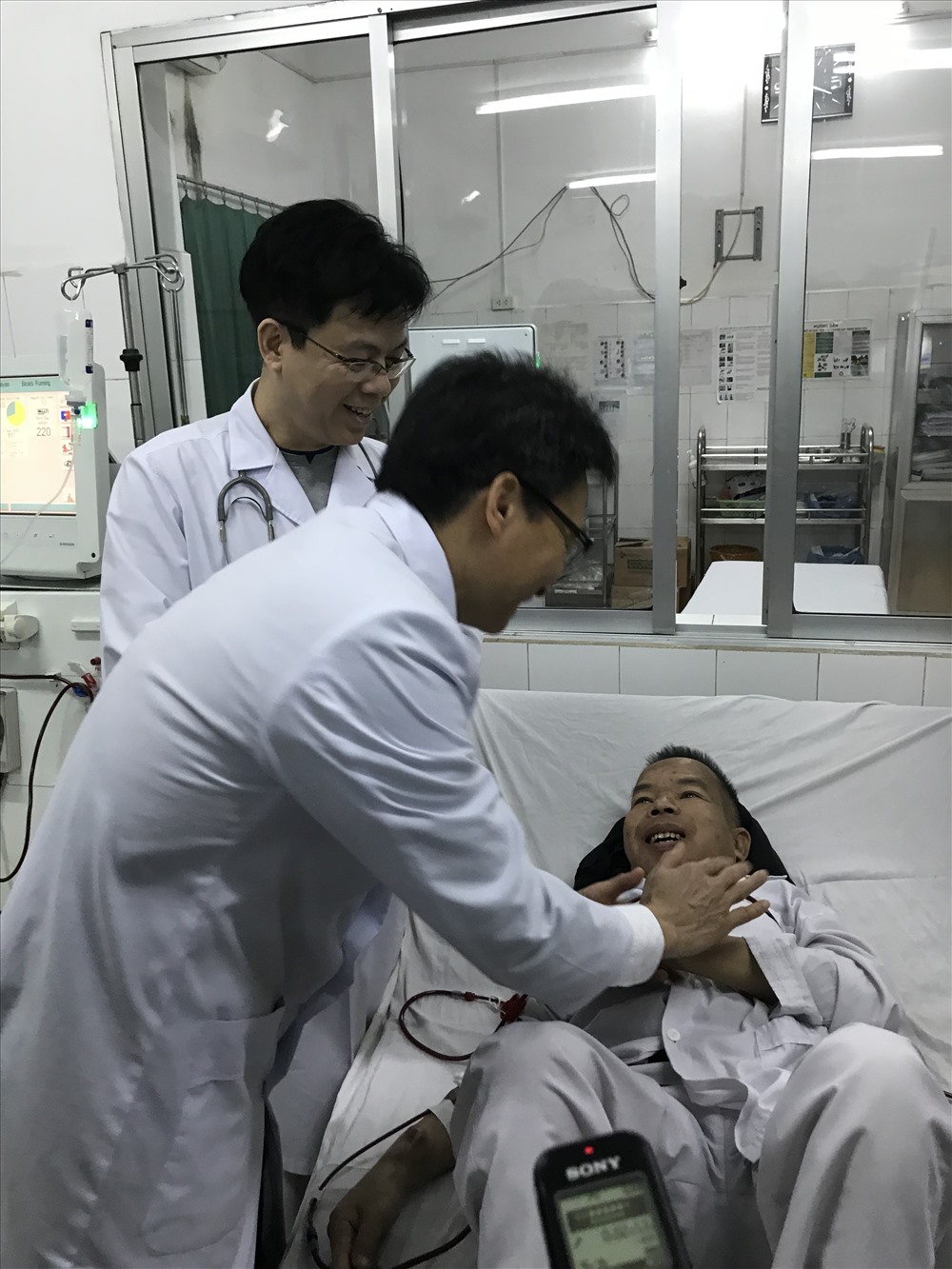 Phó Thủ tướng động viên các bệnh nhân. Ông nói: “Chạy thận như một cuộc chiến, các bác, các anh chị phải chuẩn bị tinh thần vững vàng, trường kỳ kháng chiến mới có thể chiến thắng được bệnh nhân”. Ảnh: T.Linh