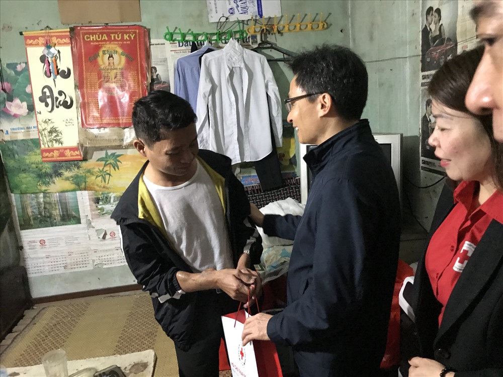 Phó Thủ tướng đi vào những căn phòng nhỏ, chật hẹp của các bệnh nhân chạy thận. Ông nói: “Cuộc sống của bệnh nhân còn quá nhiều khó khăn, nhưng quan trọng nhất là phải làm sao chiến thắng được bệnh tật. Chữa được bệnh là cuộc sống còn nhiều hy vọng”. Ảnh: Thuỳ Linh