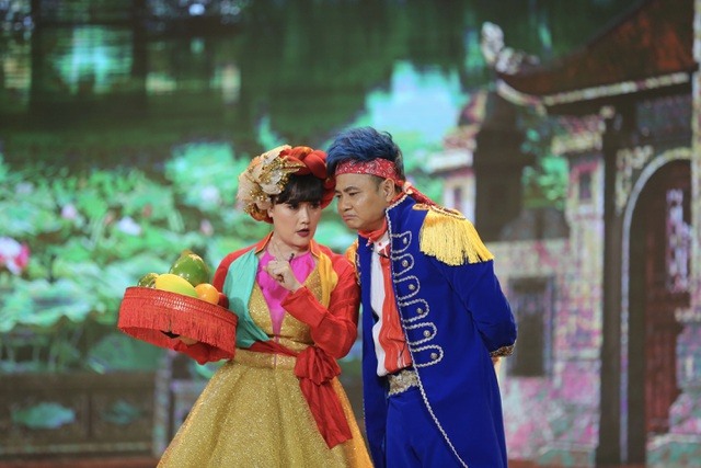 Chuyện làng Vũ Đại ngày nay vẫn có những gương mặt của các nghệ sĩ quen thuộc như Quốc Khánh, Vân Dung, Tự Long,... nhưng với tạo hình khác nhiều so với Táo Quân. Ảnh: VTV.