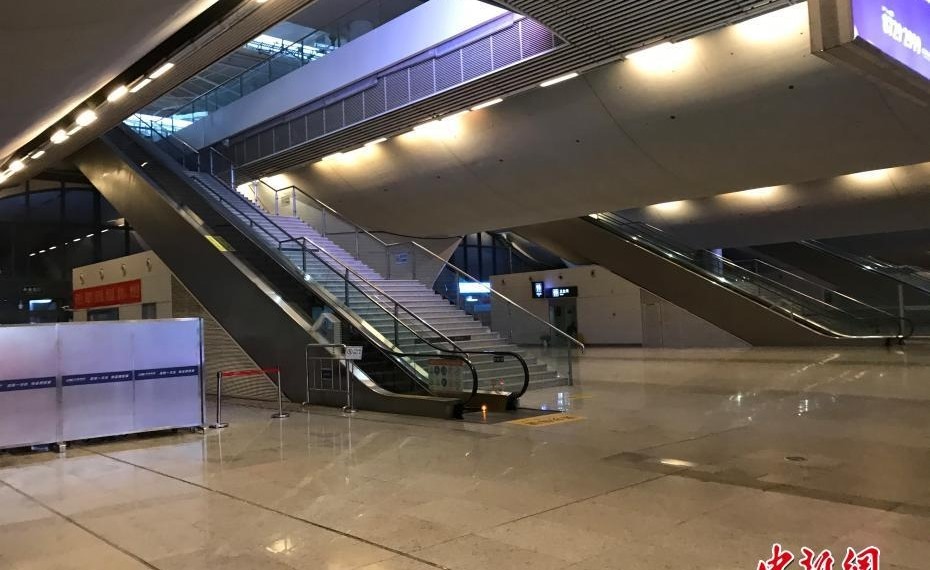 Hình ảnh yên tĩnh lạ thường ở ga tàu Vũ Hán dịp cao điểm di chuyển Tết Nguyên đán do thành phố bị phong tỏa vì dịch coronavirus mới. Ảnh: CN.