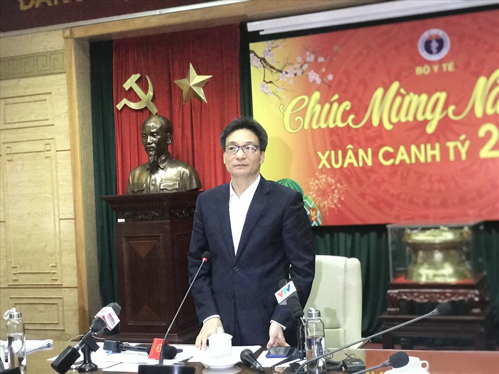 Phó Thủ tướng Vũ Đức Đam chủ trì cuộc họp khẩn. Ảnh: Thuỳ Linh