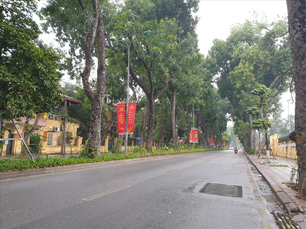 Đường Hoàng Diệu vắng bóng người qua lại. Ảnh: TG.