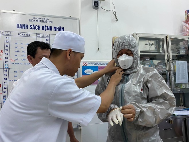 Trang bị trước khi tiếp xúc với người bệnh. Ảnh: thanhnien.vn