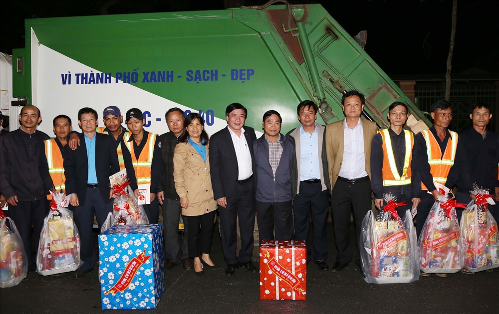 Các đồng chí lãnh đạo chụp ảnh lưu niệm cùng các công nhân vệ sinh môi trường.