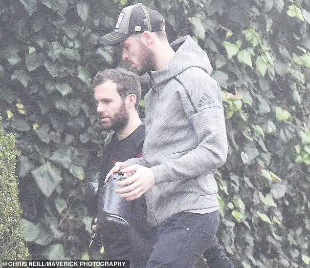 Dễ dàng bắt gặp những ngôi sao như De Gea, Mata, Jones, Lingard hay Maguire đến trung tâm spa sau trận thua Burnley. Ảnh: Daily Mail.