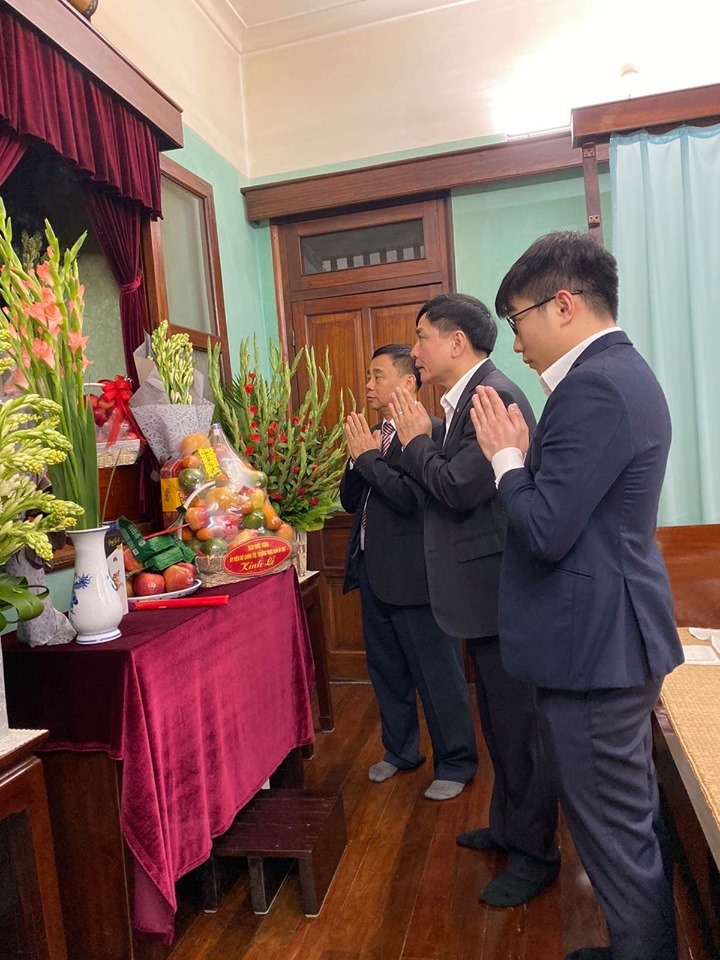 Bí thư Tỉnh ủy báo công với Bác về kết quả thành tích mà Đắk Lắk đạt được trong năm 2019, năm kỷ niệm 50 năm thực hiện Di chúc thiêng liêng của Người.