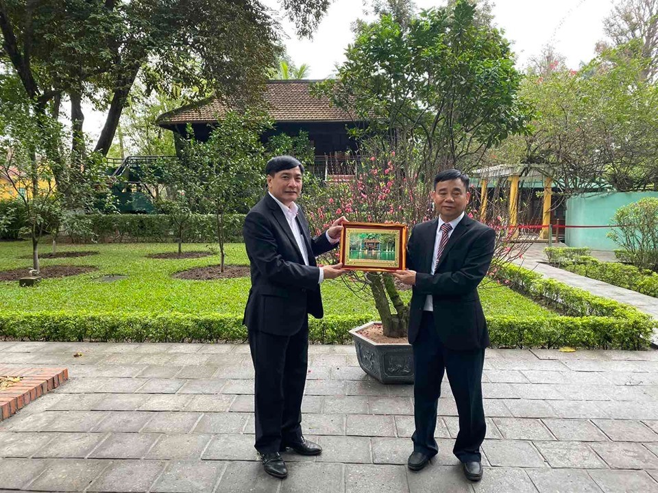 Bí thư Tỉnh ủy báo công với Bác về kết quả thành tích mà Đắk Lắk đạt được trong năm 2019, năm kỷ niệm 50 năm thực hiện Di chúc thiêng liêng của Người.