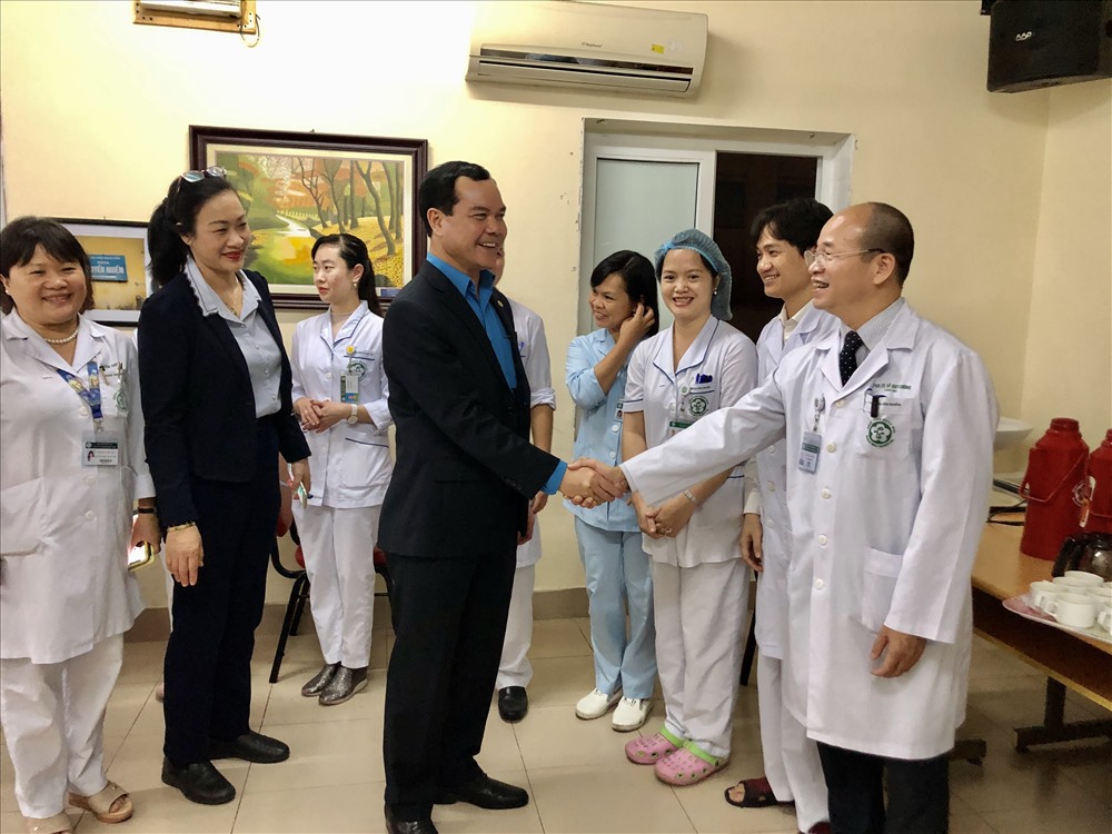 Chủ tịch Tổng LĐLĐVN Nguyễn Đình Khang động viên bác sĩ, nhân viên y tế Trung tâm bệnh nhiệt đới. Ảnh: V.L