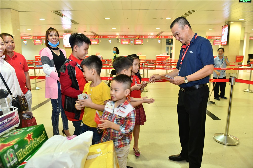 Ông Lưu Đức Khánh tặng quà lì xì các bạn nhỏ, chúc mừng năm mới các hành khách và gia đình.