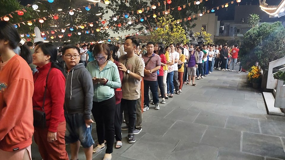 Nhiều người sắp hàng ở chùa Vĩnh Nghiêm để được gõ chuông. Ảnh: QUỲNH NHƯ Nhiều người sắp hàng ở chùa Vĩnh Nghiêm để được gõ chuông. Ảnh: QUỲNH NHƯ
