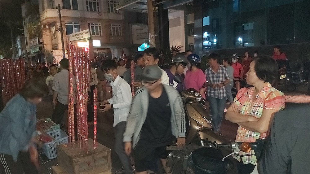 Nhiều điểm bán nhang hai bên đường, có để sẵn dầu để đốt nhang. Ảnh: QUỲNH NHƯ