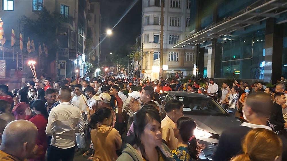 Đường đi đến chùa kẹt cứng. Ảnh: QUỲNH NHƯ