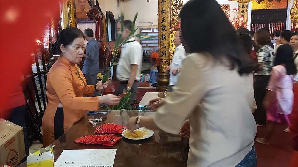 Đền thờ Đức thánh Trần Hưng Đạo phát lộc cho mọi người đến cúng. Ảnh: QUỲNH NHƯ