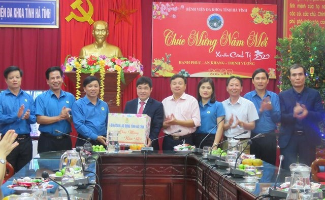 Tặng quà tại Bệnh viện đa khoa tỉnh Hà Tĩnh