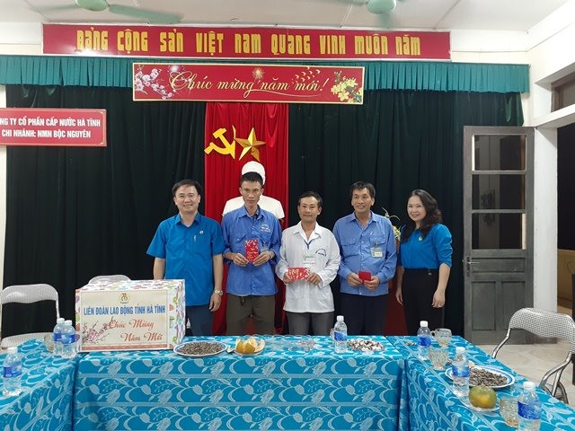 Tặng quà tại Công ty Cấp nước Hà Tĩnh