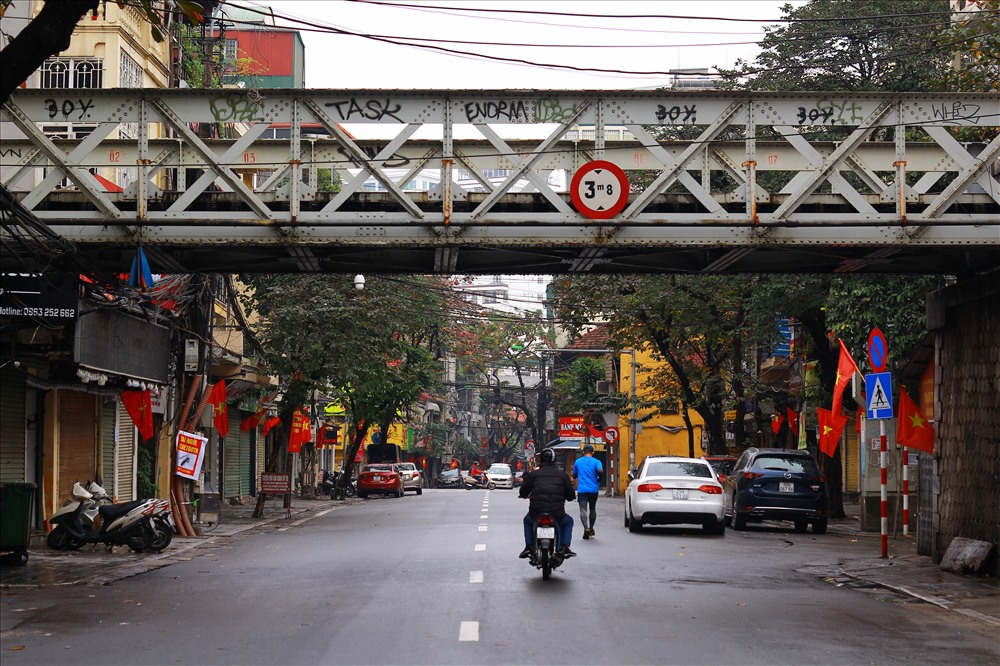 Có một câu nói thực sự đúng, về Hà Nội ngày nay: “Nếu muốn tìm về Hà Nội nguyên vẹn của ngày xưa, hãy ngắm nhìn những khung cảnh Hà Nội vào buổi sáng mùng một Tết“. Ảnh: V.Đ