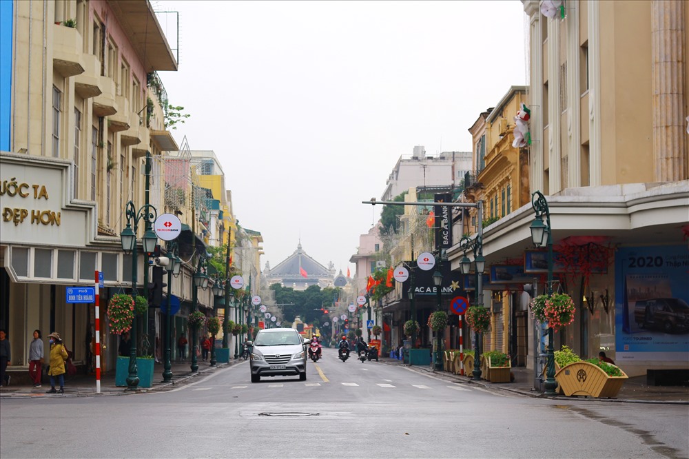 Chẳng sôi động cũng chẳng náo nhiệt như thường ngày, Hà Nội sáng mùng 1 Tết là một bức tranh trái ngược, với những vẻ trầm mặc, tĩnh lặng được tô vẽ bởi những con đường vắng, chẳng inh ỏi tiếng còi xe. Ảnh: V.Đ