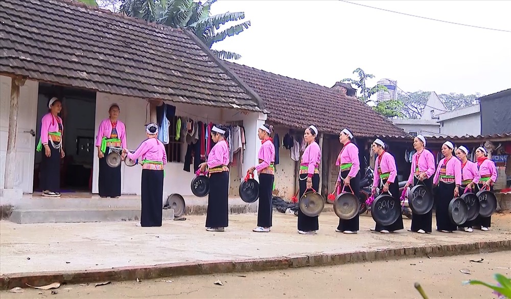 Hát Sắc bùa chúc Tết của người Mường, Nho Quan vốn có có từ rất lâu trong đời sống sinh hoạt của bà con. Hát Sắc bùa vốn là hình thức dân ca nghi lễ, hát chúc mừng năm mới rất phổ biến của đồng bào Mường, nó thể hiện những khát vọng hạnh phúc, bình yên của con người trước thềm năm mới. Ảnh: NT