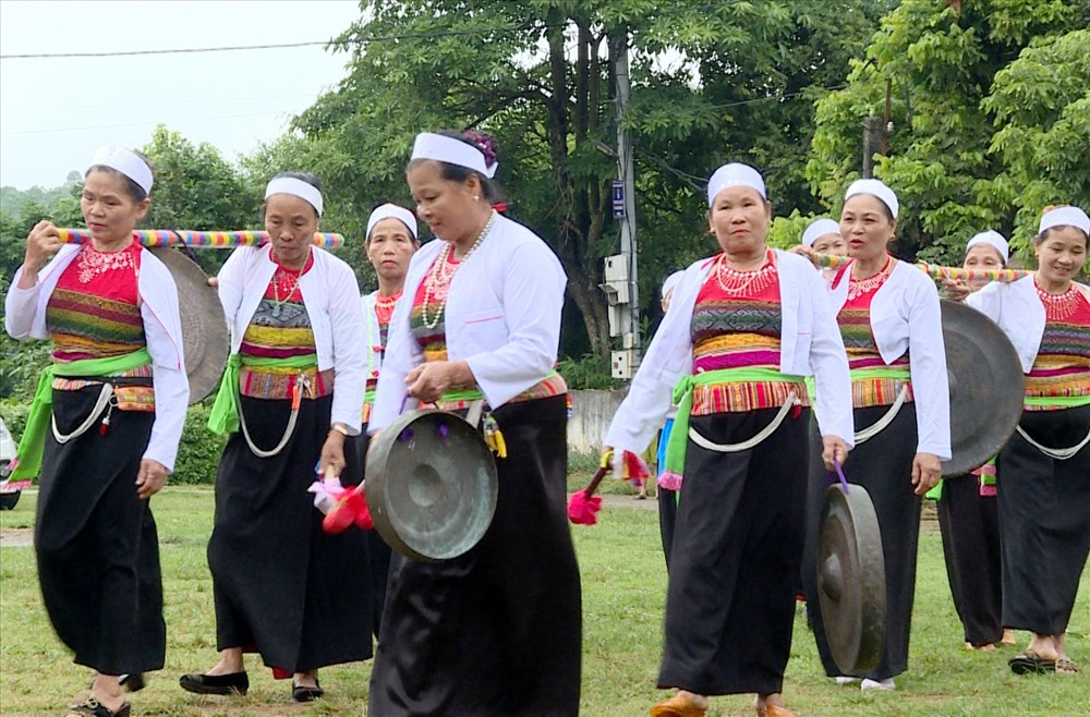Ngay từ những ngày cuối năm, đồng bào Mường nơi đây đã chuẩn bị tập luyện từ rất sớm và bắt đầu hát từ đêm giao thừa cho tới hết ngày mồng 7 Tết. Sau thời khắc giao thừa, cả phường theo hướng dẫn của “Trùm phường” đi đến các nhà trong bản làng để hát chúc tết với mục đích nhằm chúc tụng đầu xuân hoặc chúc mừng các thành quả mà gia chủ đã đạt được trong năm cũ. Ảnh: NT