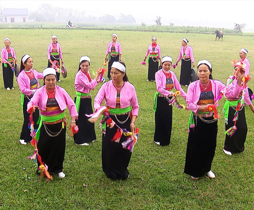 Trong không khí vui tươi đón chào năm mới, những cuộc hát Sắc bùa như một món ăn tinh thần không thể thiếu của người Mường. Ảnh: NT