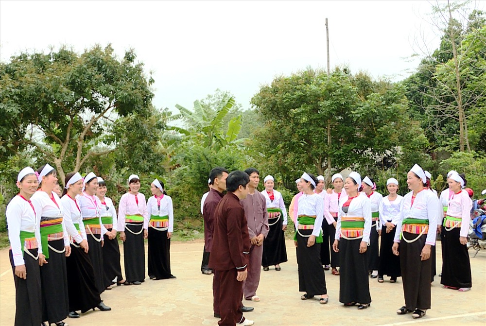 Hiện nay, người Mường ở Ninh Bình hiện có trên hai vạn người, sống chủ yếu ở các xã miền núi của huyện Nho Quan như: Cúc Phương, Kỳ Phú, Phú Long... Mùa xuân về là dịp để đồng bào người Mường ở đây thể hiện những nét văn hoá đặc trưng của riêng mình. Ảnh: NT