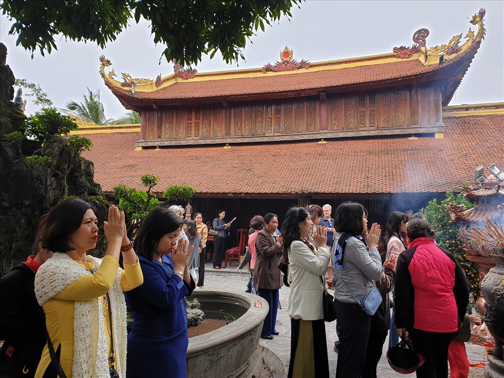 Cả gia đình cùng đi, mỗi người một tâm nguyện. Ảnh: Tùng Giang.