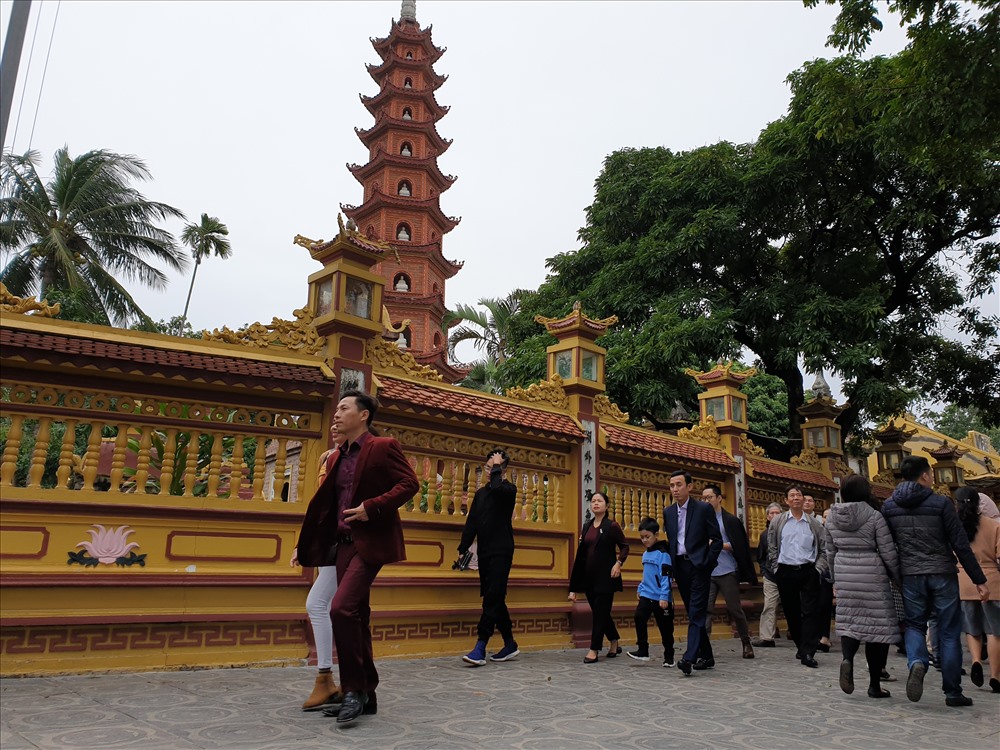 Cả gia đình cùng đi, mỗi người một tâm nguyện. Ảnh: Tùng Giang.