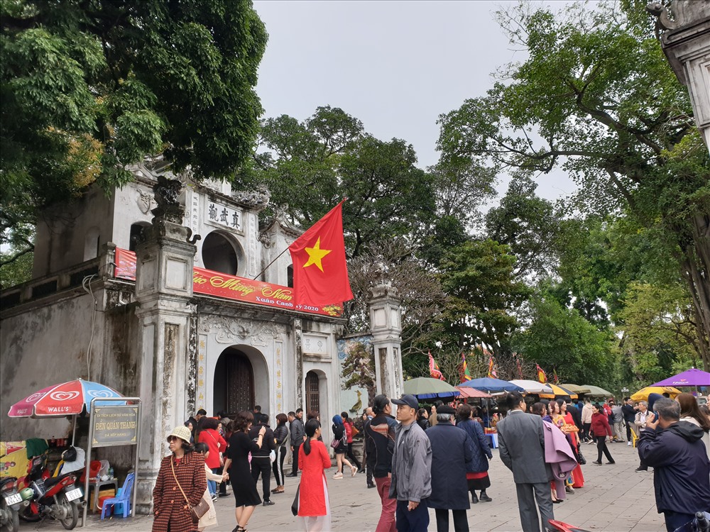 Đền Quán Thánh ngày mùng 1 Tết. Ảnh: Tùng Giang.