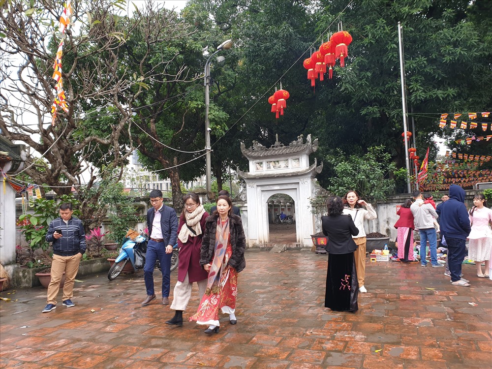 Nhiều người đến Chùa Láng (Phố Chùa Láng, Đống Đa, Hà Nội) vì tâm niệm đến chùa vào năm mới để gặp may mắn và để cầu bình an cho bản thân và gia đình. Ảnh: Tùng Giang.