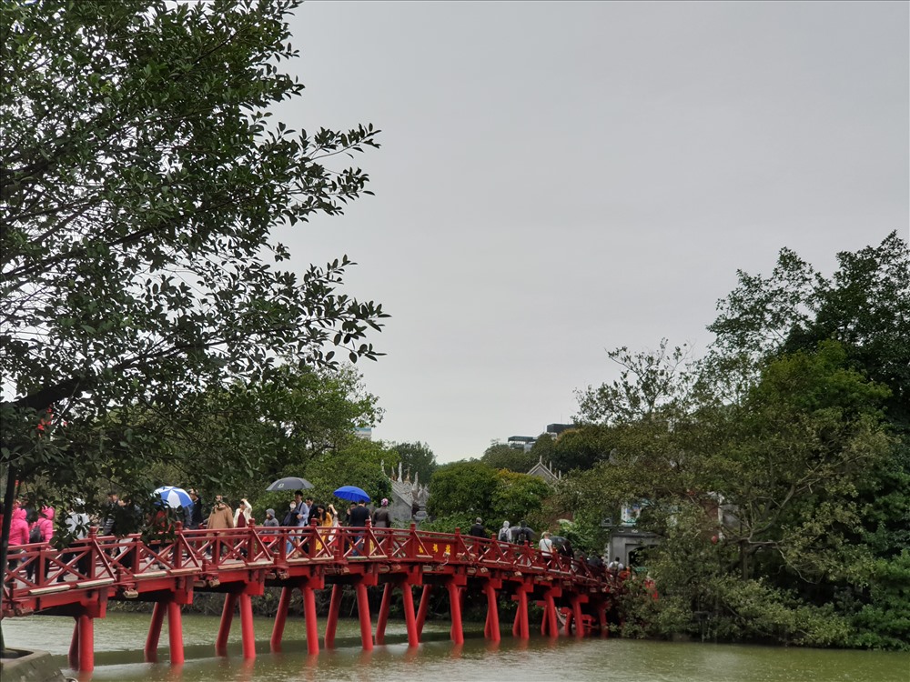 Đền Ngọc Sơn - Cầu Thê Húc đông nghịt người ngày đầu năm mới. Ảnh: Tùng Giang.